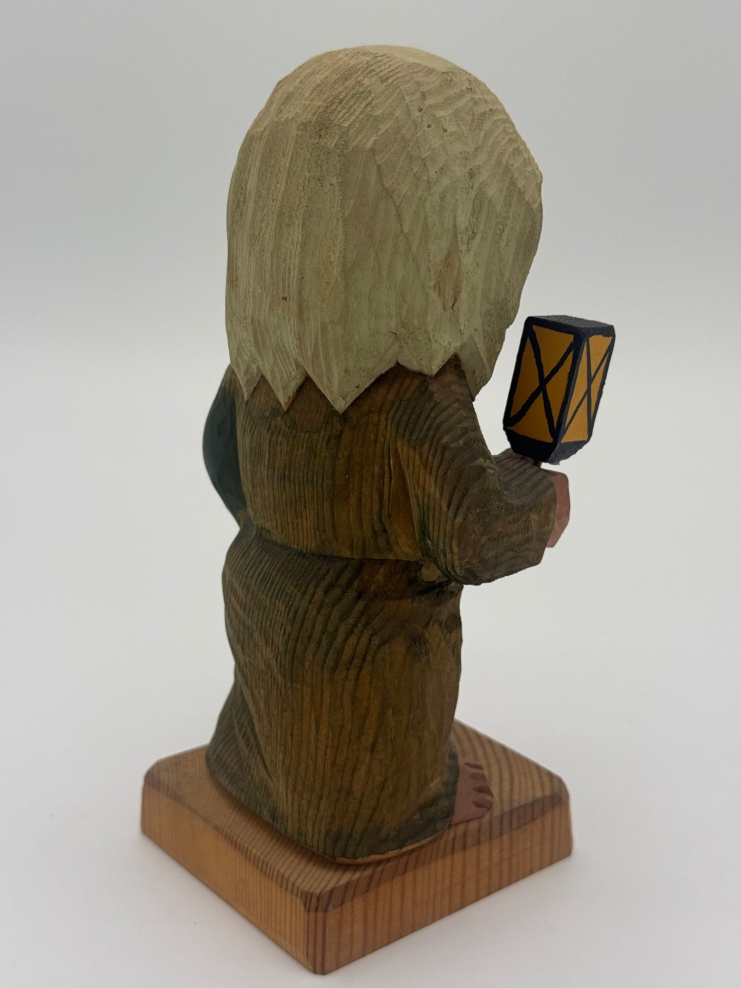 Håndskåren Norway-form kvinde med lanterne træ-figur. Slut 20. Århundrede