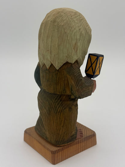 Håndskåren Norway-form kvinde med lanterne træ-figur. Slut 20. Århundrede