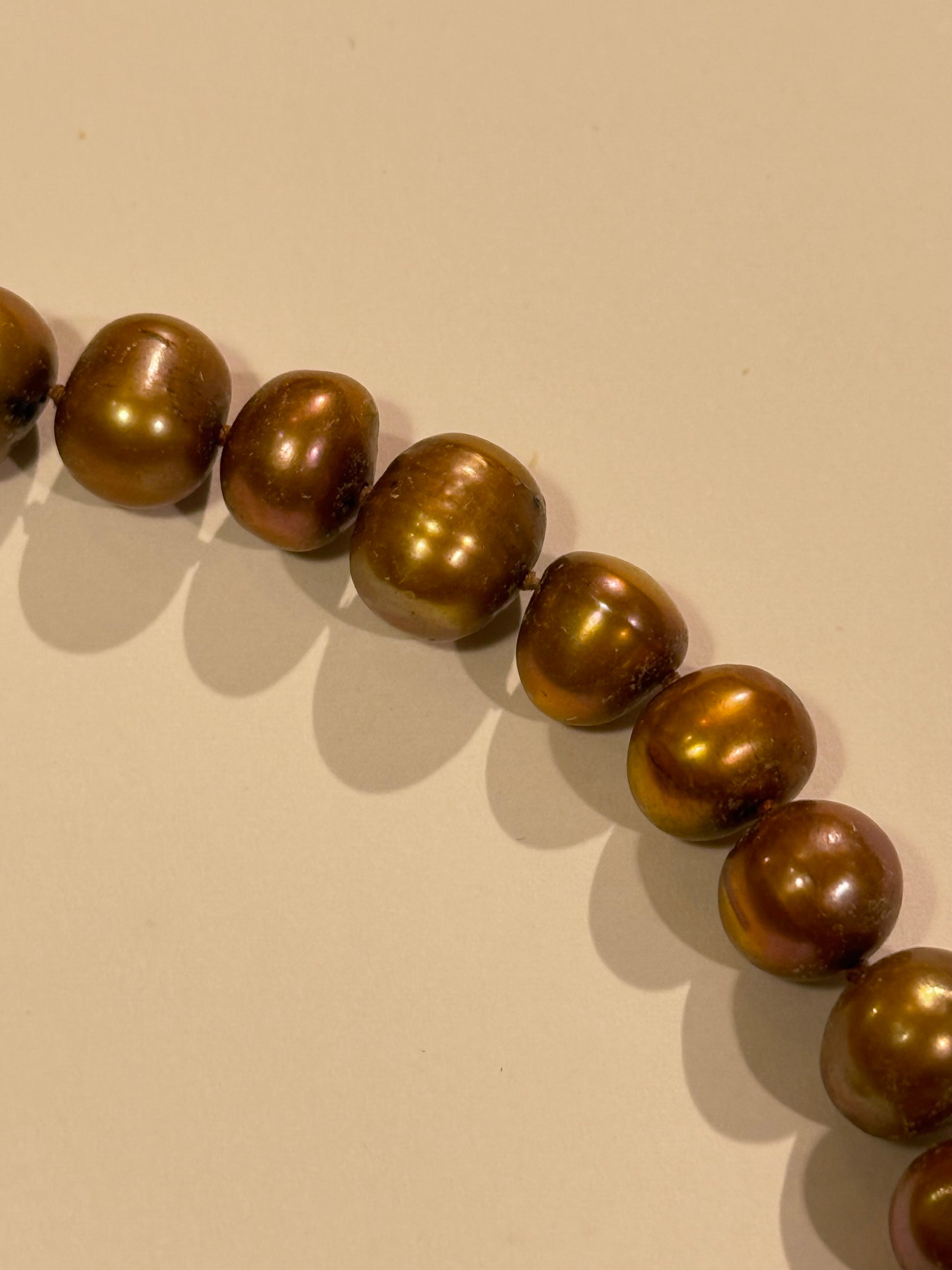 Vintage ægte bronzefarvet perle halskæde, med 8K. Guld lås. Fra slut 1900 tallet