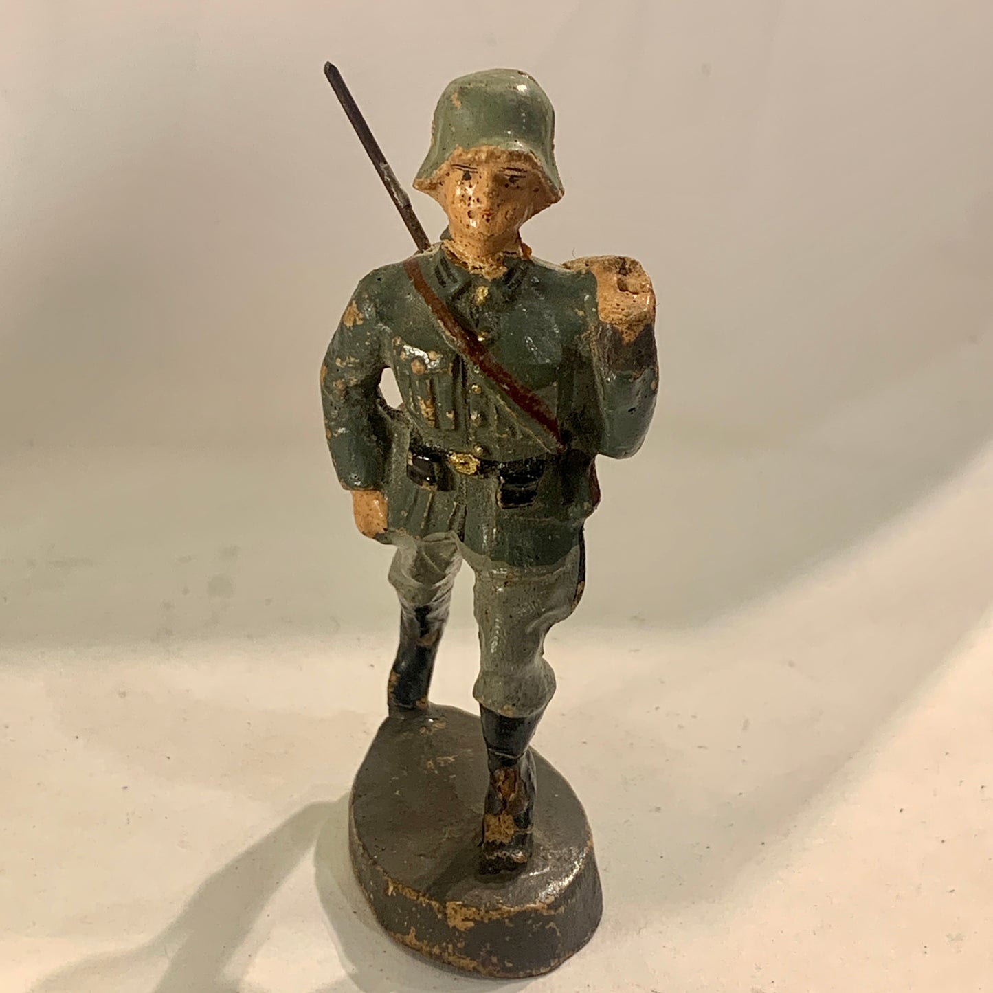 Elastolin tysk soldat, marcherende, fra 1930érne.