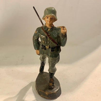 Elastolin tysk soldat, marcherende, fra 1930érne.
