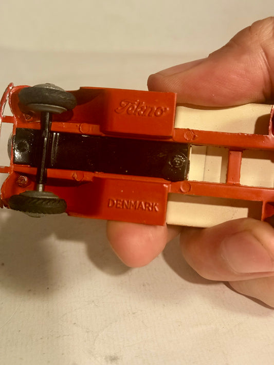 TEKNO Denmark Ford V8 mælkebil No. 424.