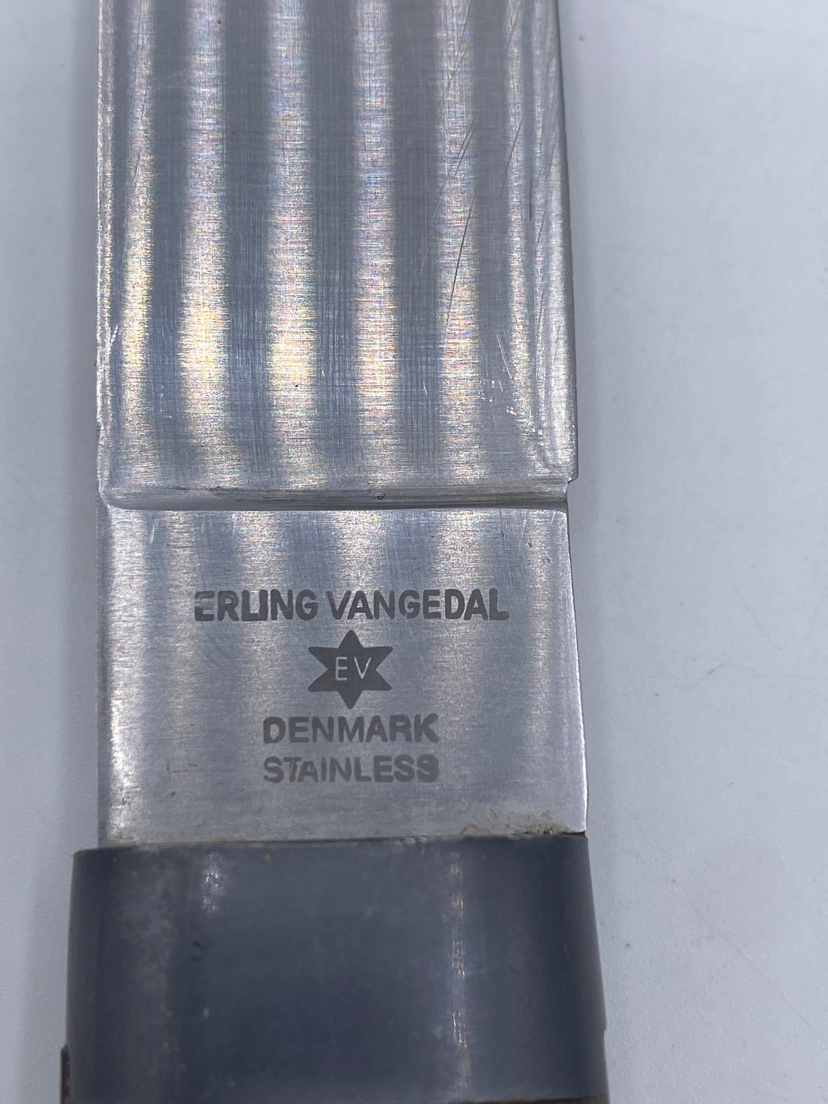 Erling Vangedal kniv med læderskede og strygestål. Danmark