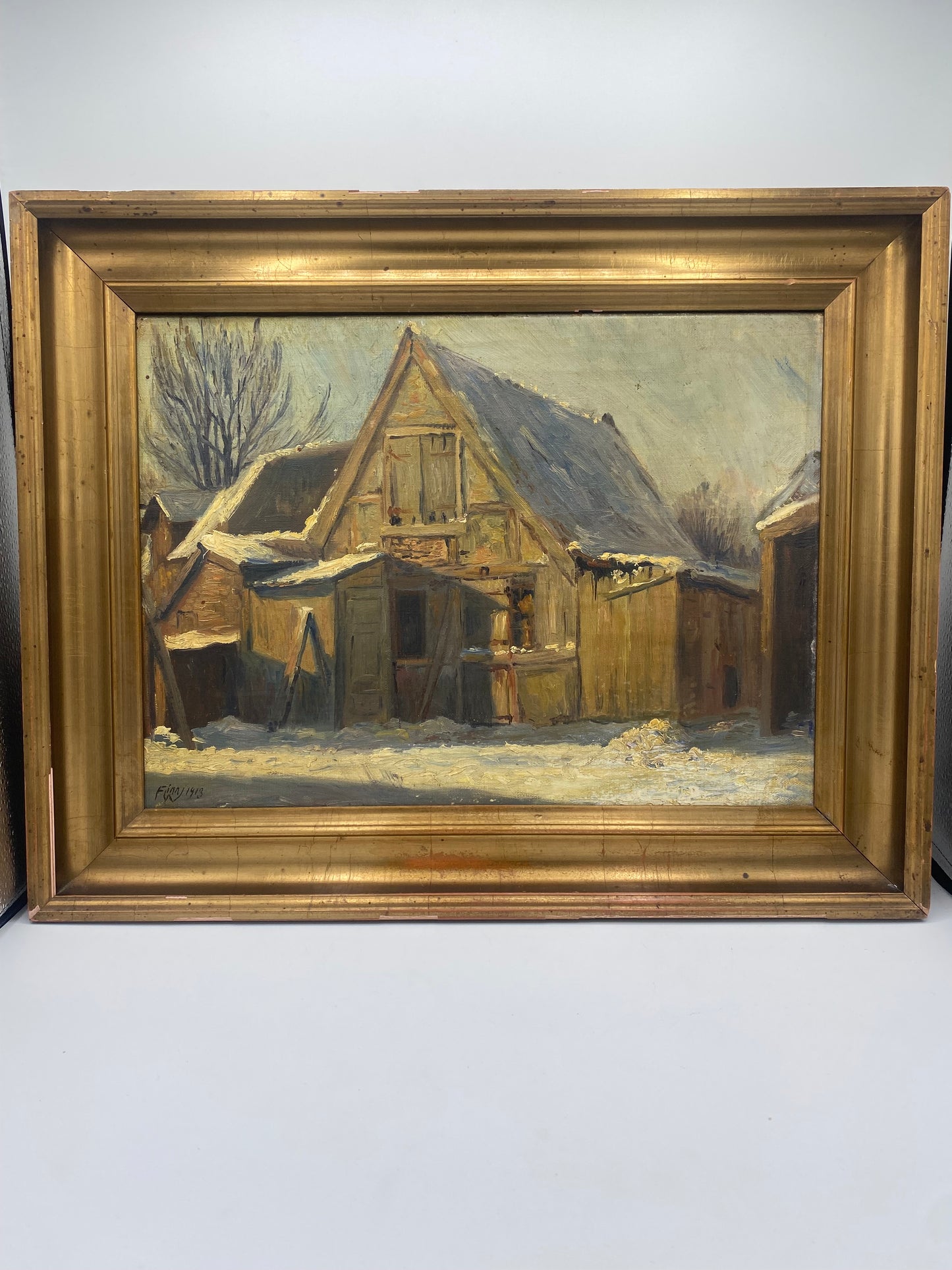 Finn W. Ekspressionistisk oliemaleri af snedækket gårdmiljø. Danmark. Fra 1913. Signeret