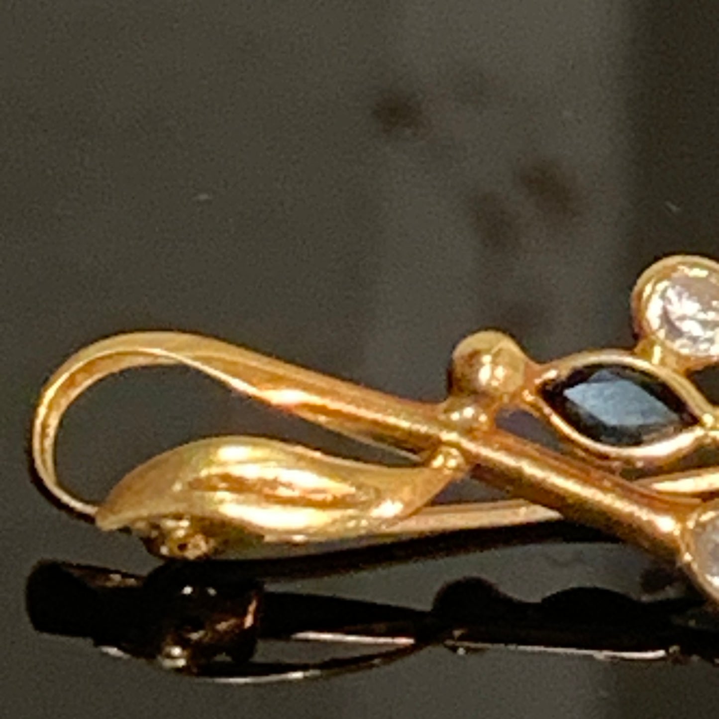 ❗️EFTERLYSNING STJÅLET❗️Vintage 18K guld broche med safirer og zirconer, Italien.
