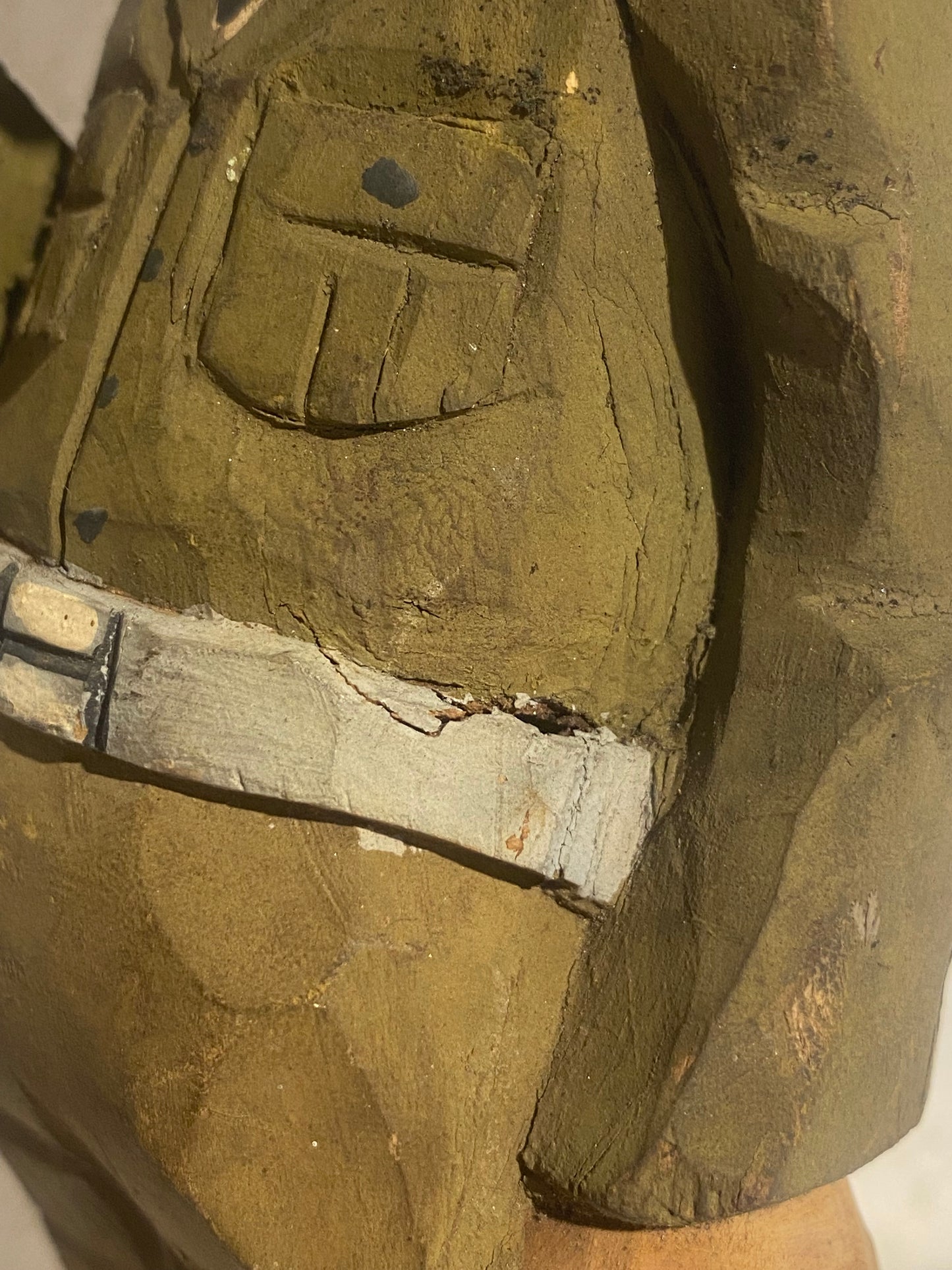 Vintage håndskåret svensk folkekunst træfigur, soldat med gevær ca. midt 1900-tallet