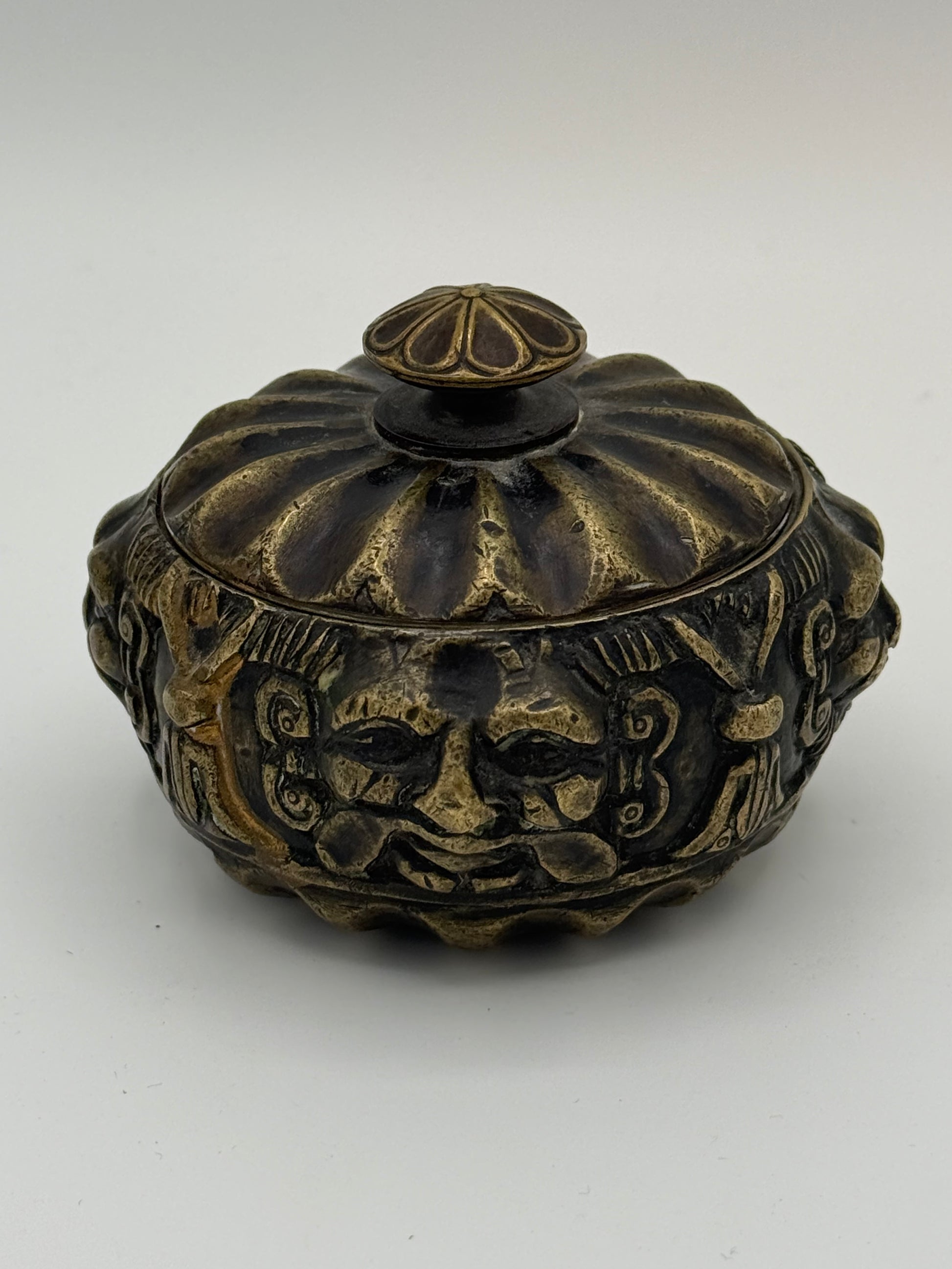 Antikt renæssance bronzeblækhus med masker. Italien 16.-17. årh