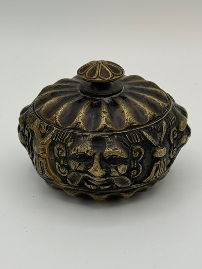 Antikt renæssance bronzeblækhus med masker. Italien 16.-17. årh