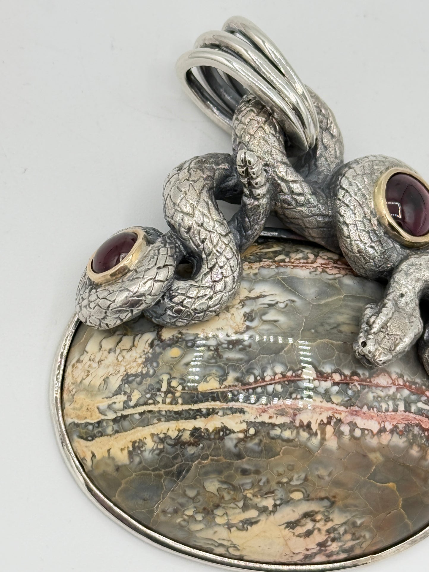 Claude Schwartz, Paris (1958-) Vintage unika Studio jewelry vedhæng i Sølv, Guld, Granat og Jaspis. Fra 1960érne