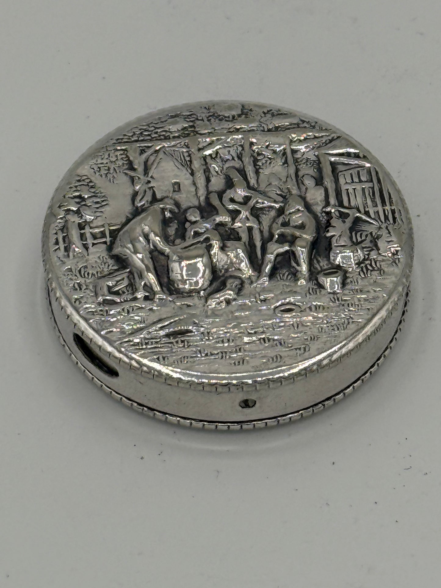 Ældre sølvbelagt repoussé pilleæske. Danmark, start/midt 20.årh