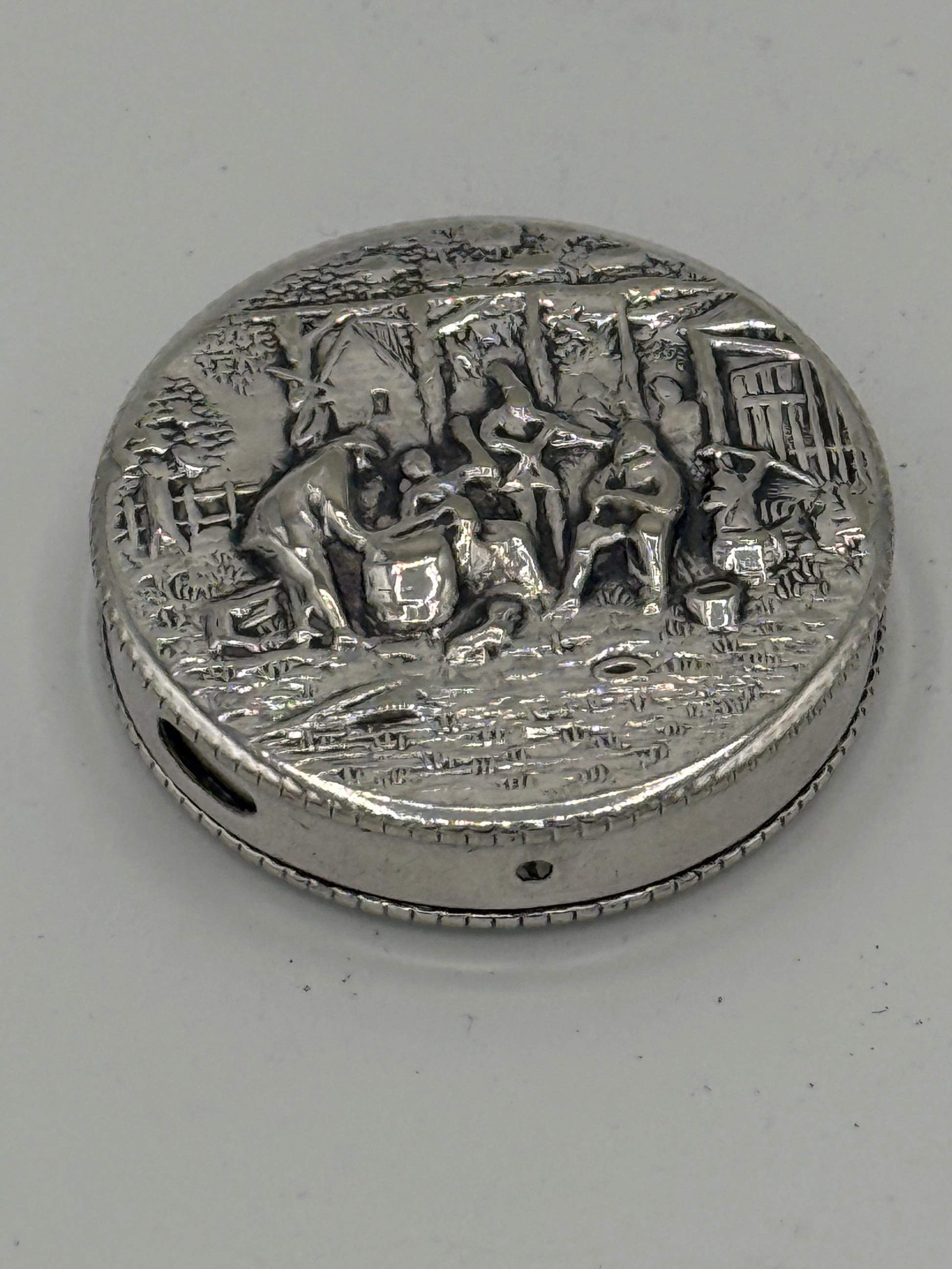 Ældre sølvbelagt repoussé pilleæske. Danmark, start/midt 20.årh