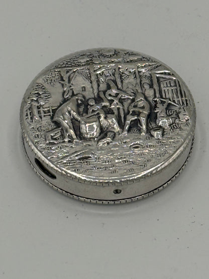 Ældre sølvbelagt repoussé pilleæske. Danmark, start/midt 20.årh