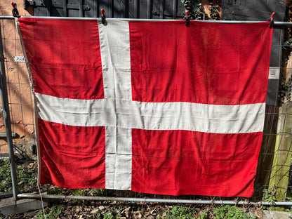 Vintage Dannebrog flag 160x220 til flagstangen, fra midt 1900 tallet.