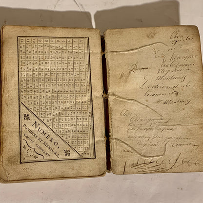 ASTRONOMISK OG HISTORISK ALMANAK AF BYEN LYON. Fransk bog fra 1745.