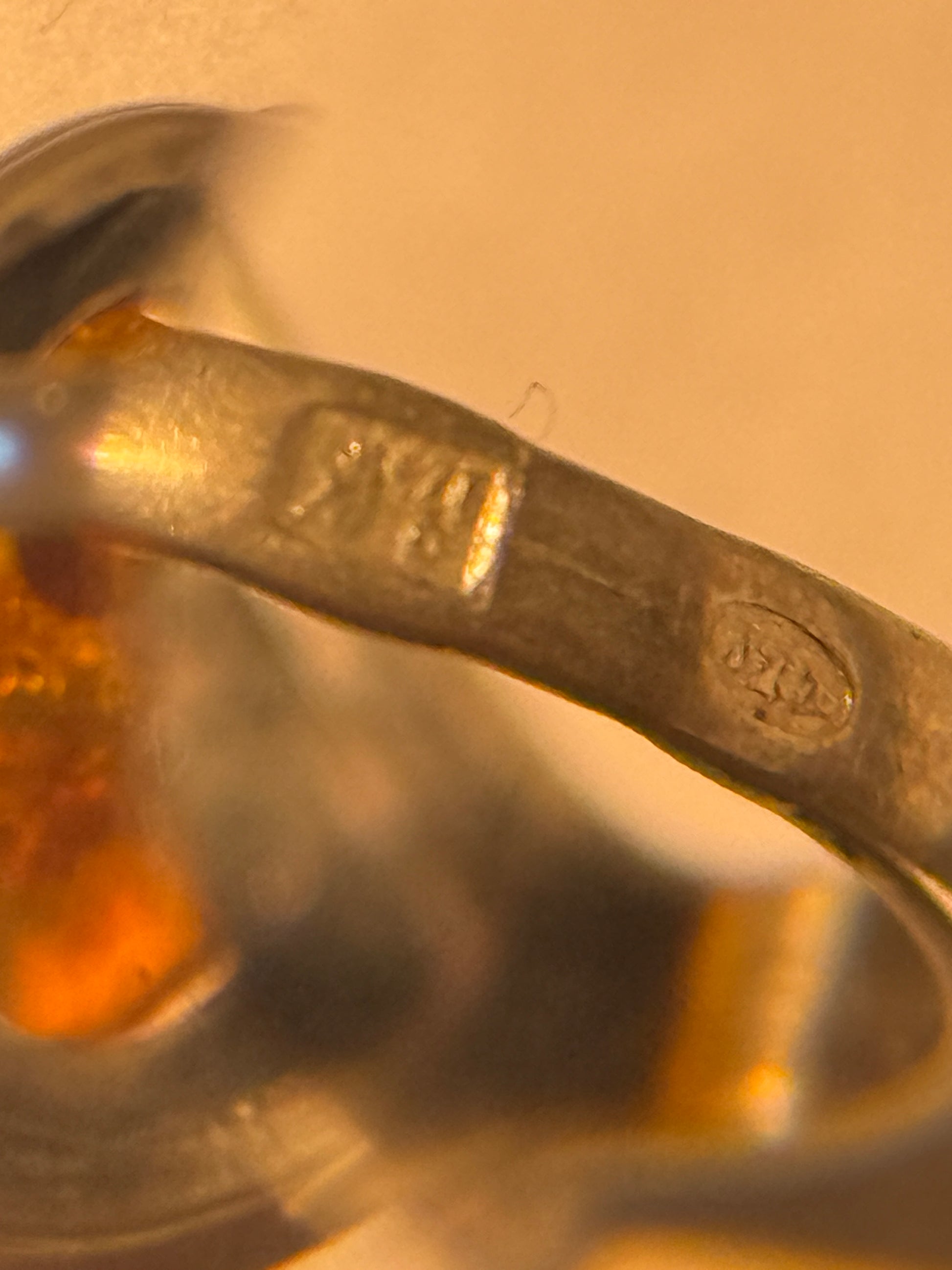 Vintage skønvirkestil Rav & Sterlingsølv ring. Gstad, Polen. Fra 1980érne