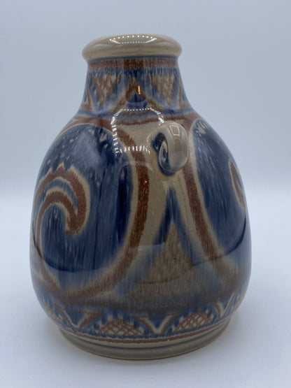 Søholm stentøjsvase med hank-ornamenter. Danmark/Bornholm. 1913