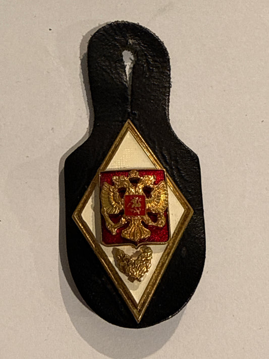 Russiske generalstabs akademi mærke, med knaphulsholder i læder.