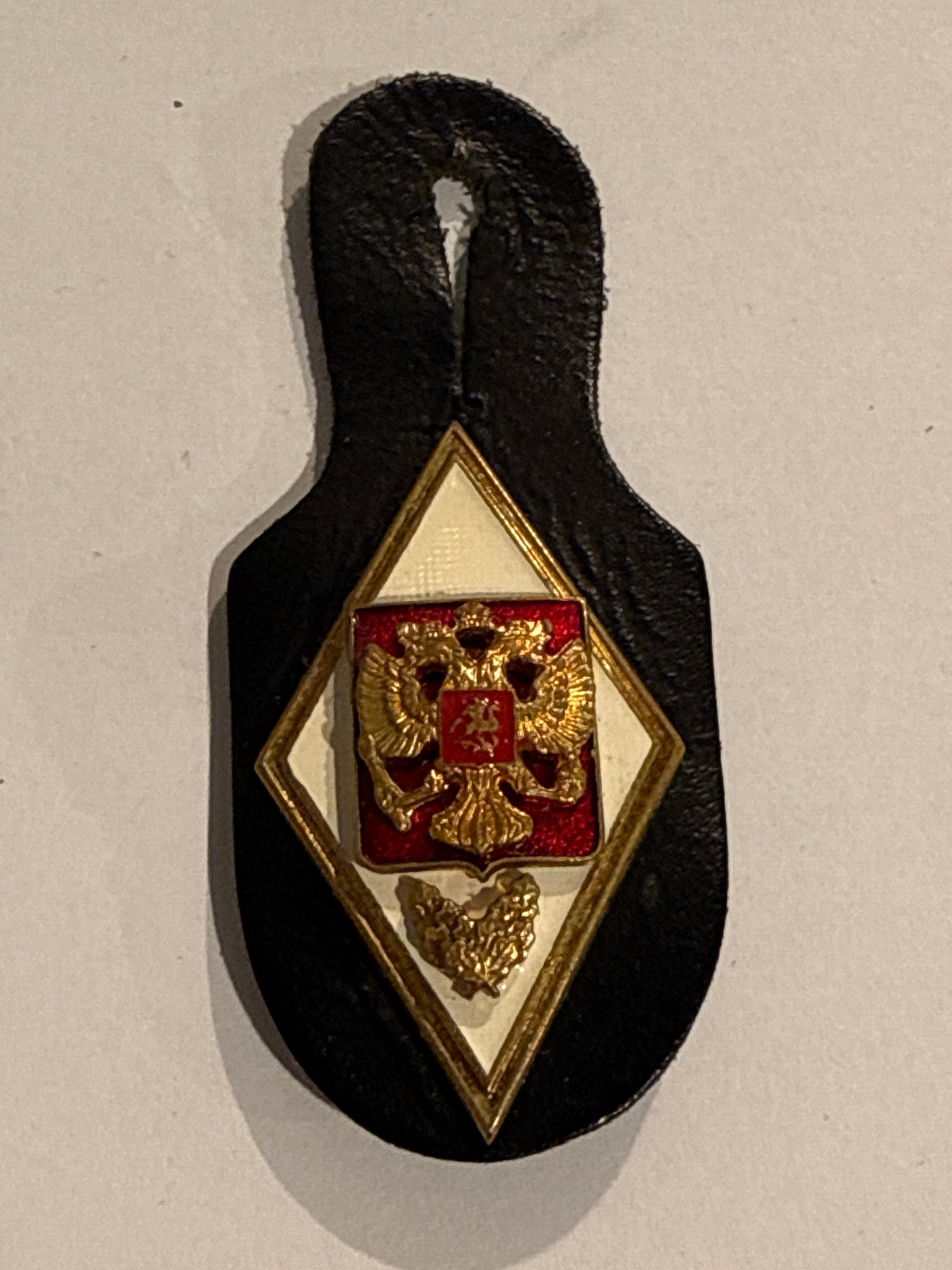 Russiske generalstabs akademi mærke, med knaphulsholder i læder.