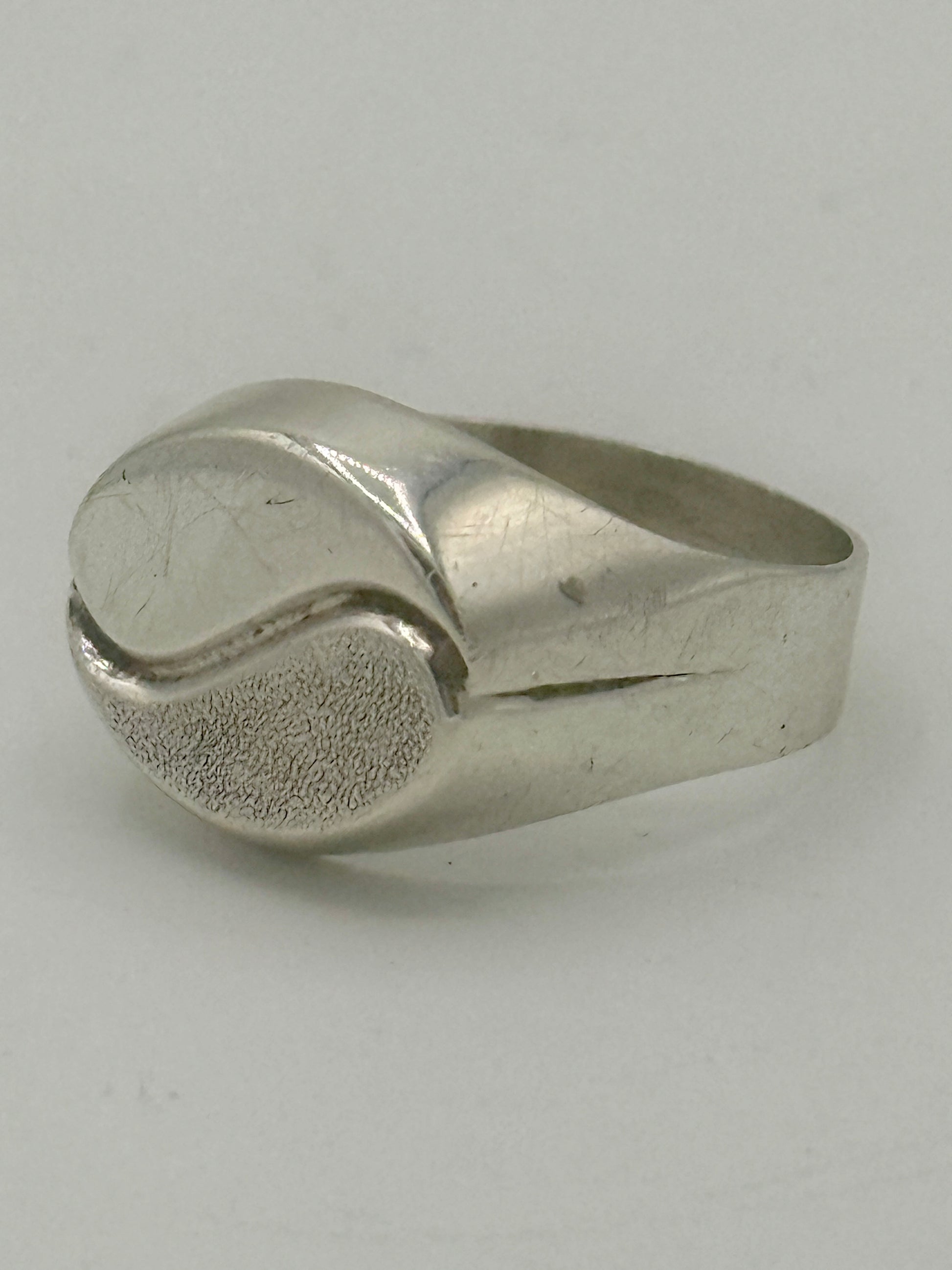 Vintage modernistisk sølv signet herre ring. Fra midt 1900 tallet