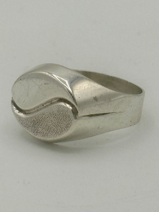 Vintage modernistisk sølv signet herre ring. Fra midt 1900 tallet