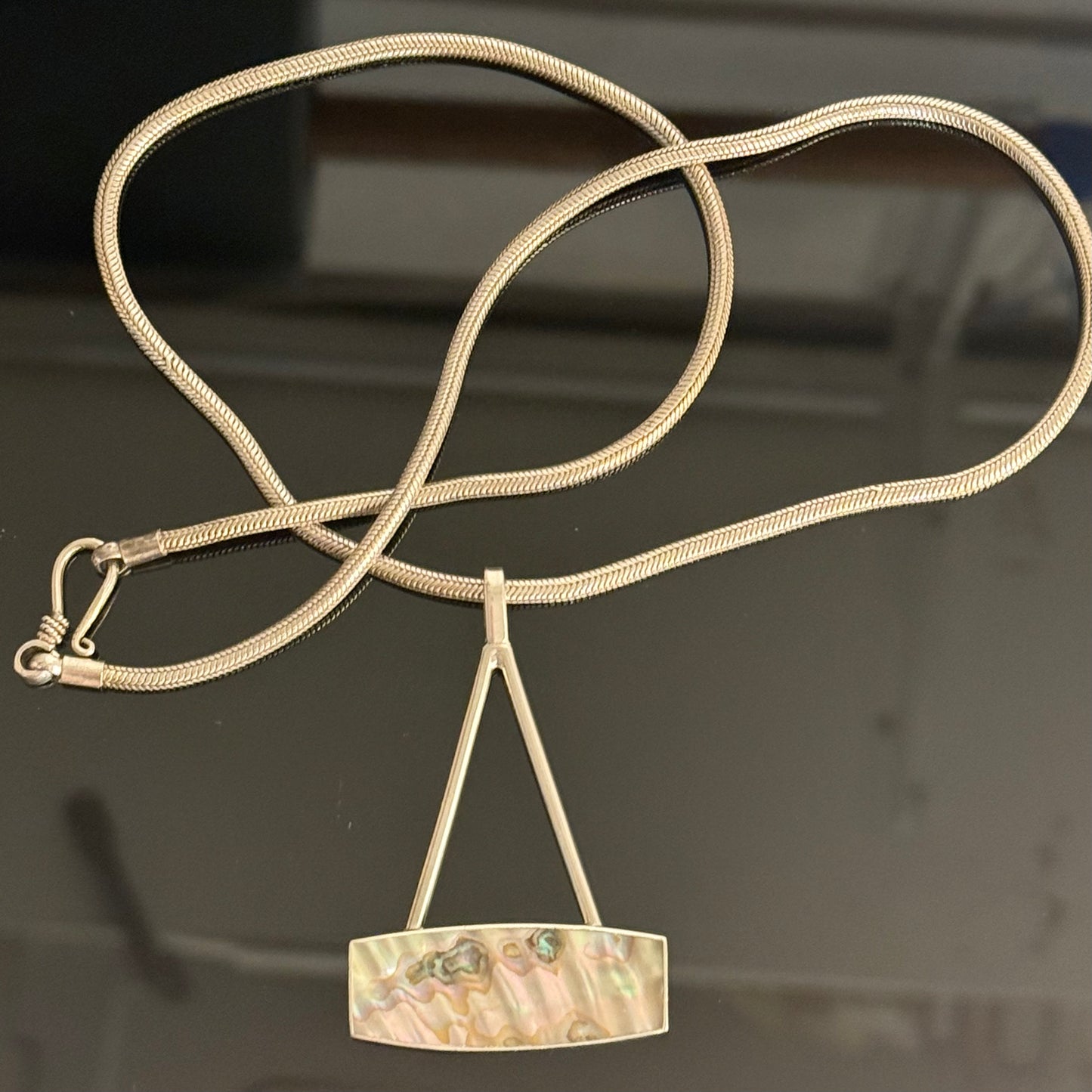 Arne Johansen (1954-1976.) Modernistisk halssmykke i sterling sølv & Abelone musling.