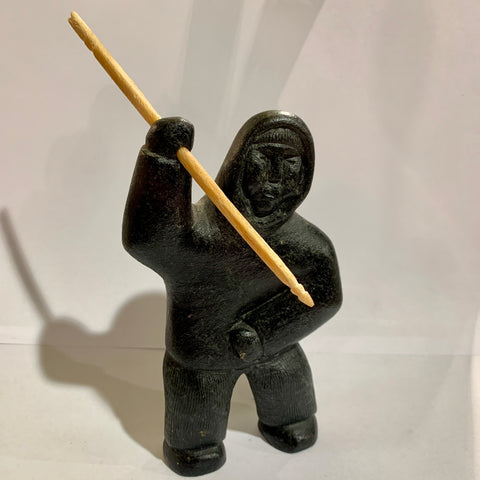 Inuit figur, med spyd, i fedtsten, Grønland, fra 2001.