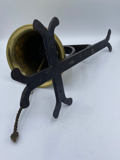 Klokke med ornamenteret jernophæng. Midt/sen 20. Årh