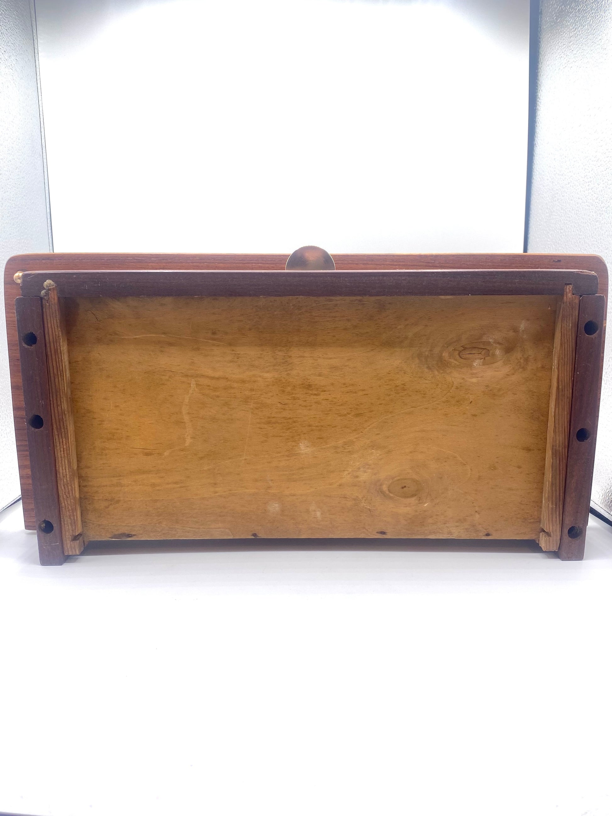 Vintage væghylde i teak med skuffe og messingbeslag. Danmark. Midt 20. årh