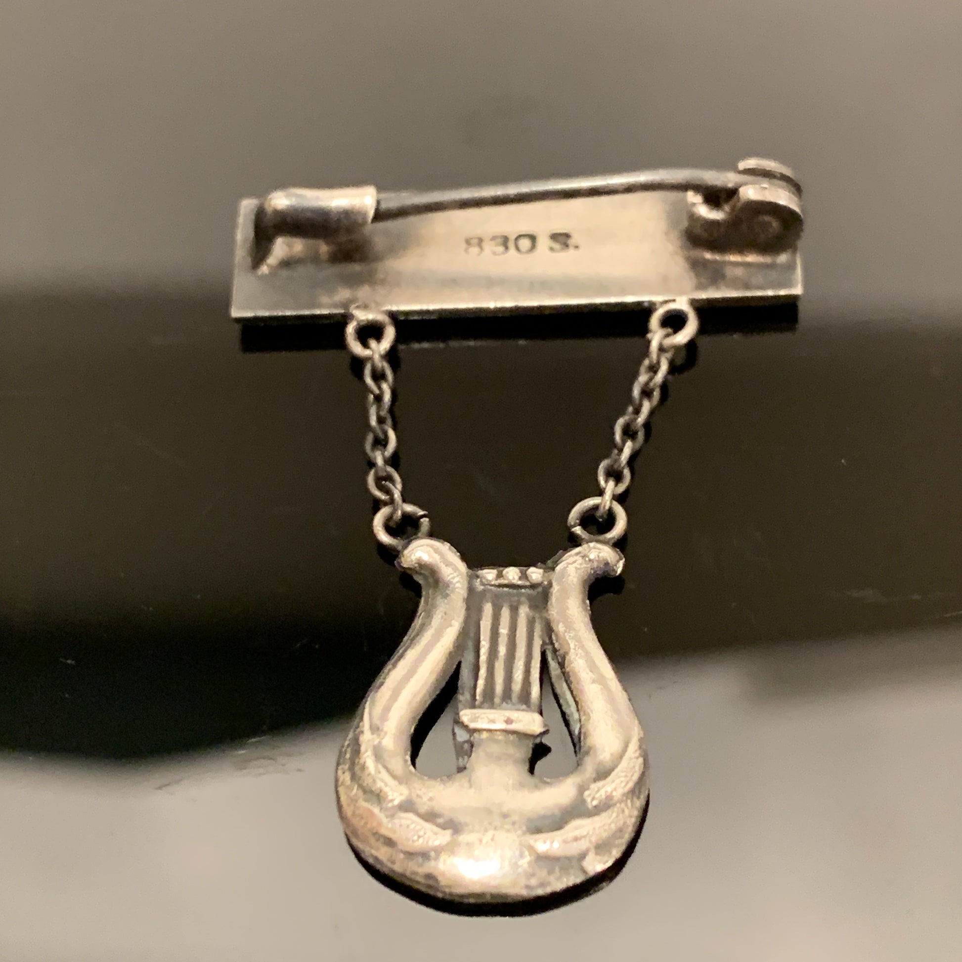 Ældre musiker sølv reverssmykke. randers pigekor