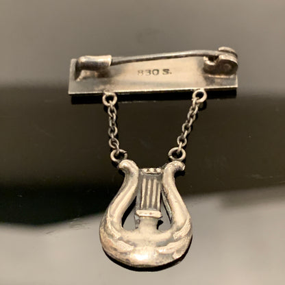 Ældre musiker sølv reverssmykke. randers pigekor