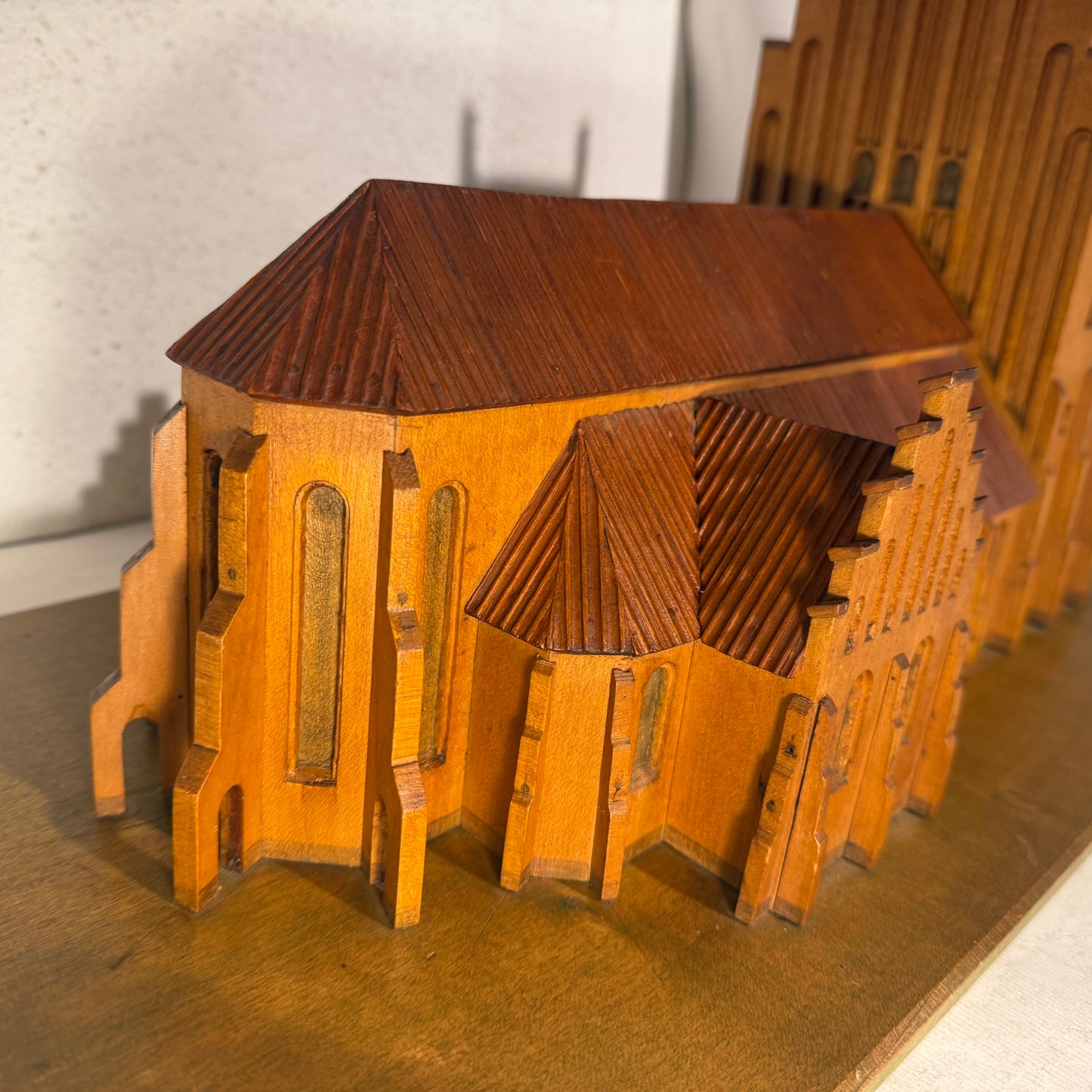 Antik håndbygget Kirke træmodel. Fra slut 1800/start1900 tallet.