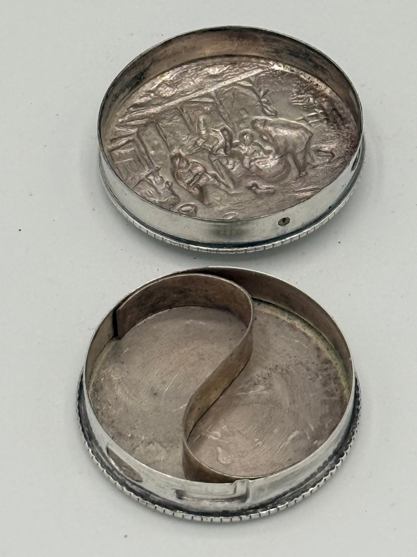 Ældre sølvbelagt repoussé pilleæske. Danmark, start/midt 20.årh