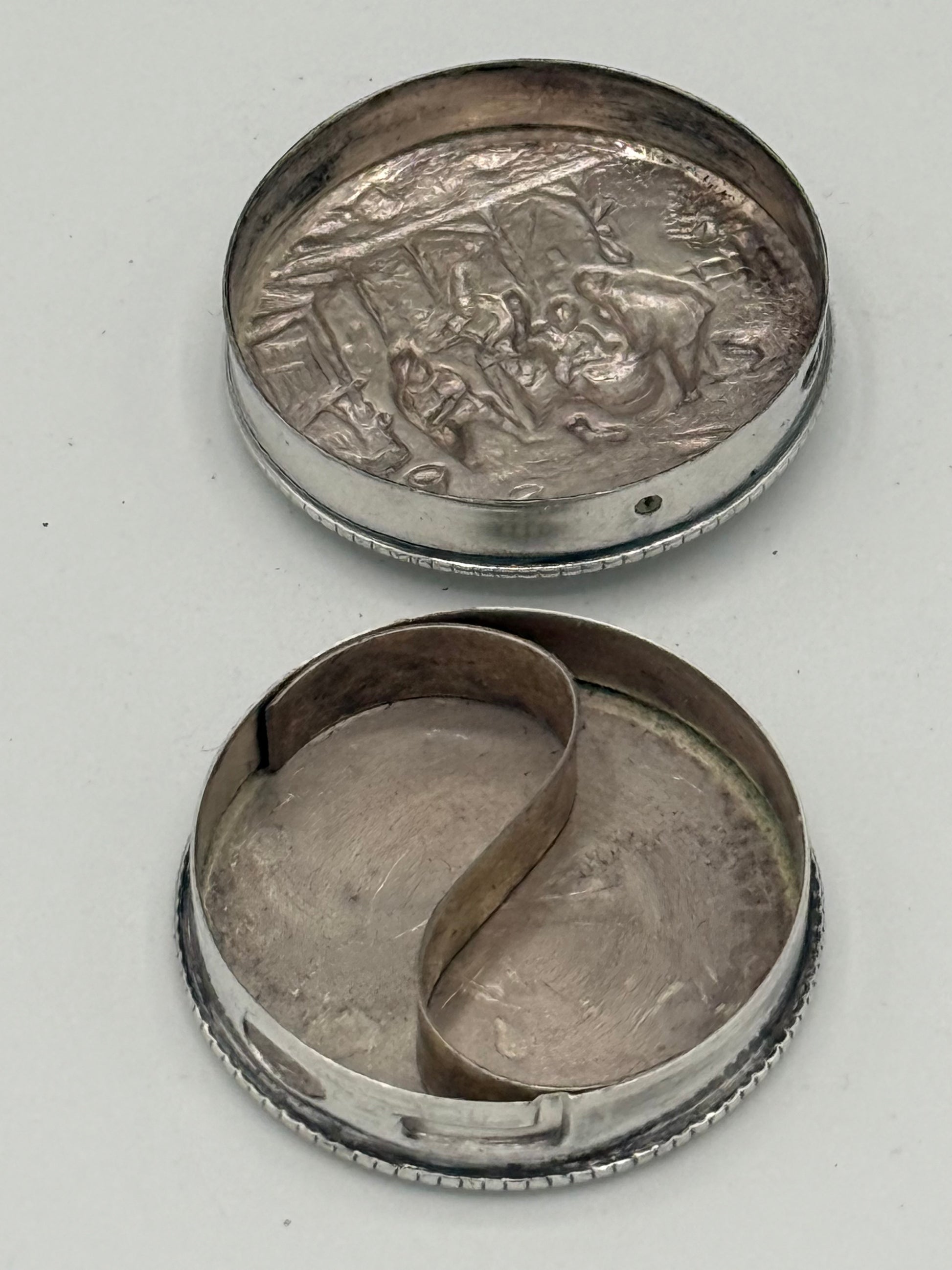 Ældre sølvbelagt repoussé pilleæske. Danmark, start/midt 20.årh