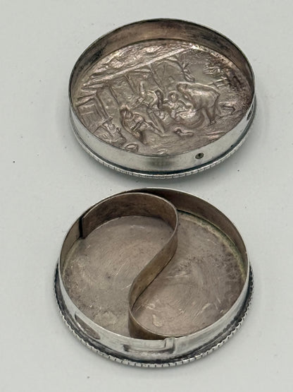 Ældre sølvbelagt repoussé pilleæske. Danmark, start/midt 20.årh