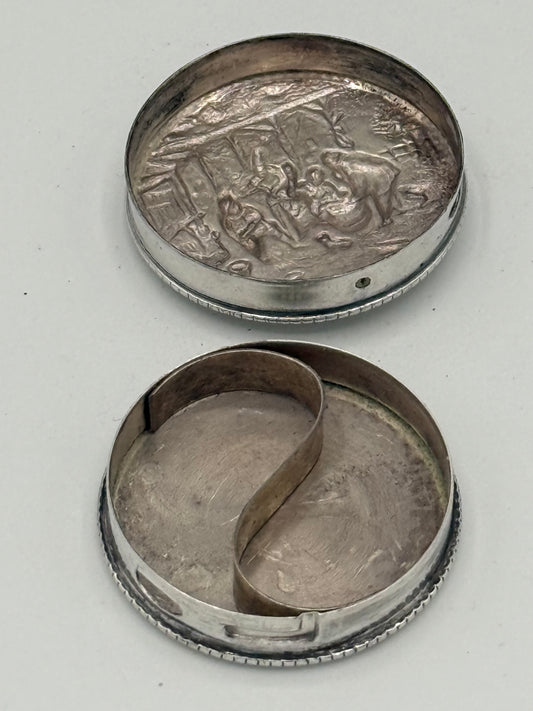 Ældre sølvbelagt repoussé pilleæske. Danmark, start/midt 20.årh