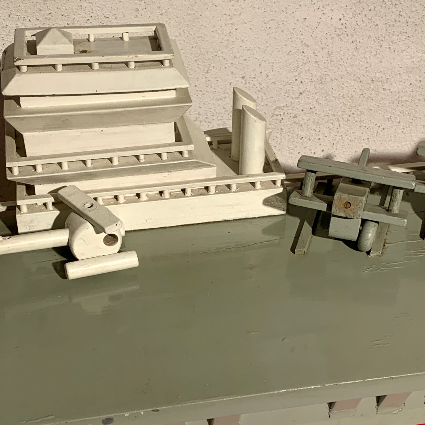 Ældre unikt dansk design træ hangarskib, fra midt 1900 tallet.