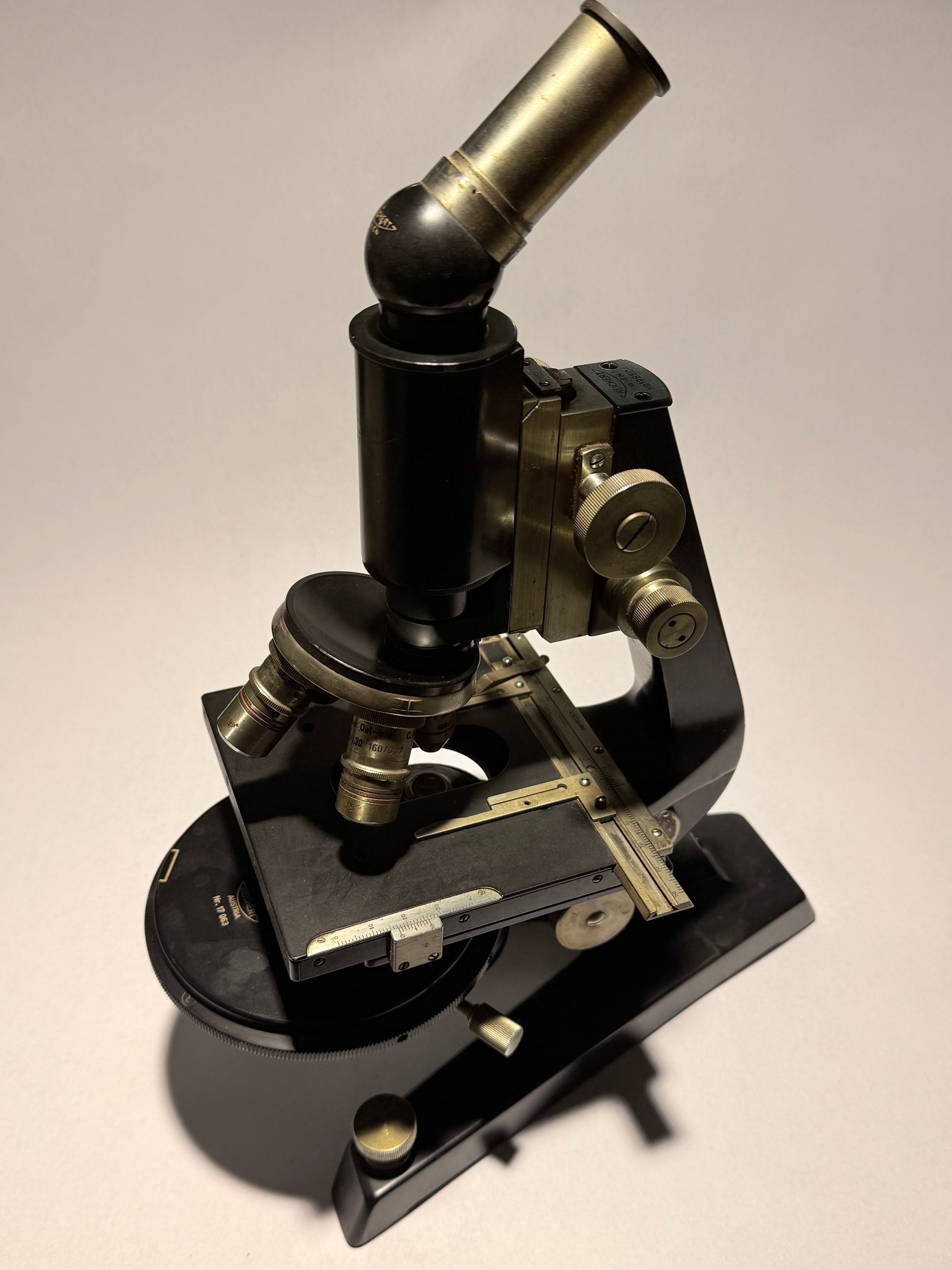 Reichert optisk mikroskop No 198504, med fire objektiver. Østrig. Fra 1940érne