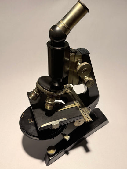 Reichert optisk mikroskop No 198504, med fire objektiver. Østrig. Fra 1940érne