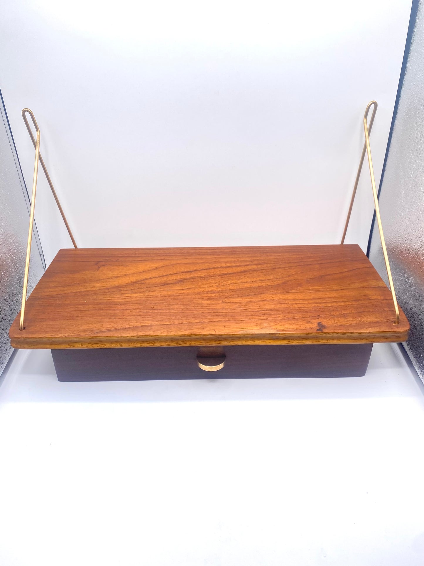 Vintage væghylde i teak med skuffe og messingbeslag. Danmark. Midt 20. årh