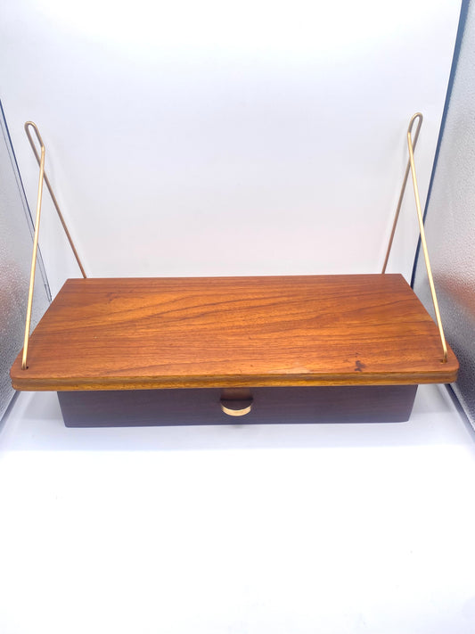 Vintage væghylde i teak med skuffe og messingbeslag. Danmark. Midt 20. årh