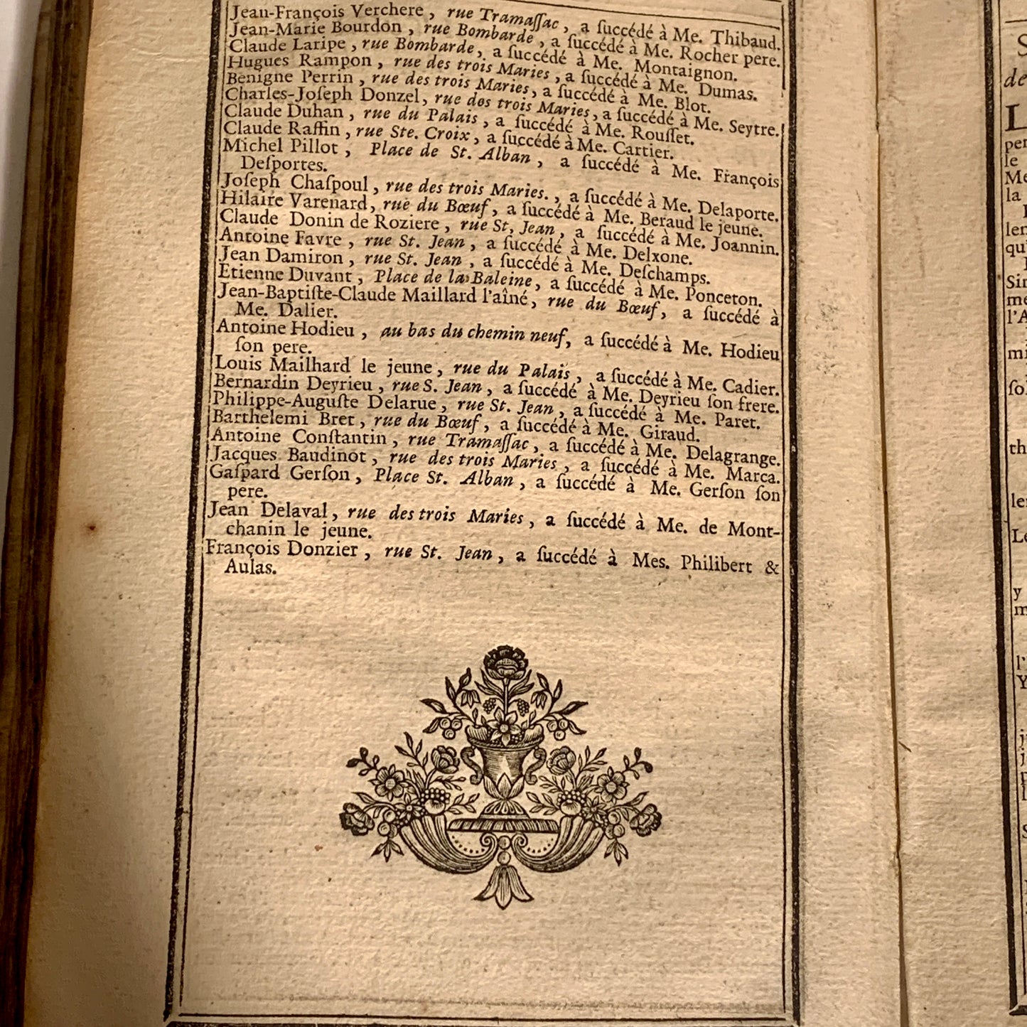 ASTRONOMISK OG HISTORISK ALMANAK AF BYEN LYON. Fransk bog fra 1745.