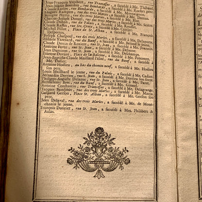 ASTRONOMISK OG HISTORISK ALMANAK AF BYEN LYON. Fransk bog fra 1745.