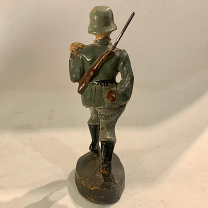 Elastolin tysk soldat, marcherende, fra 1930érne.