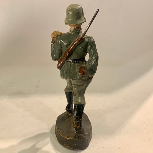 Elastolin tysk soldat, marcherende, fra 1930érne.