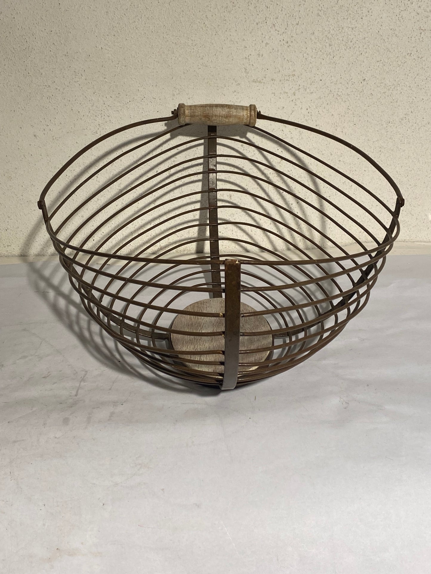 Stor vintage trådkurv i metal og træ