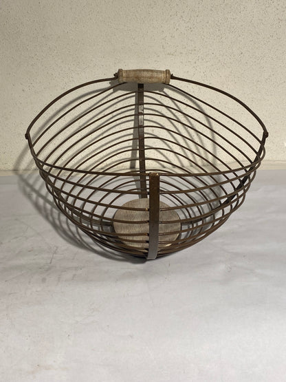 Stor vintage trådkurv i metal og træ
