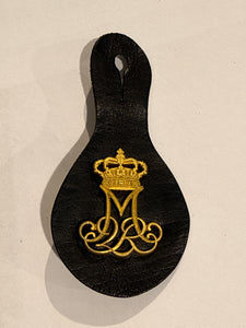 Margrethe d.2. Rex mærke, med knaphulsholder i læder.
