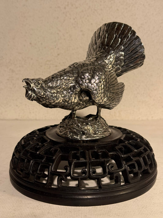 Antik sølvbelagt Tjur skulptur, monteret på smukt udskåret kinesisk træbase. Start 1900 tallet.