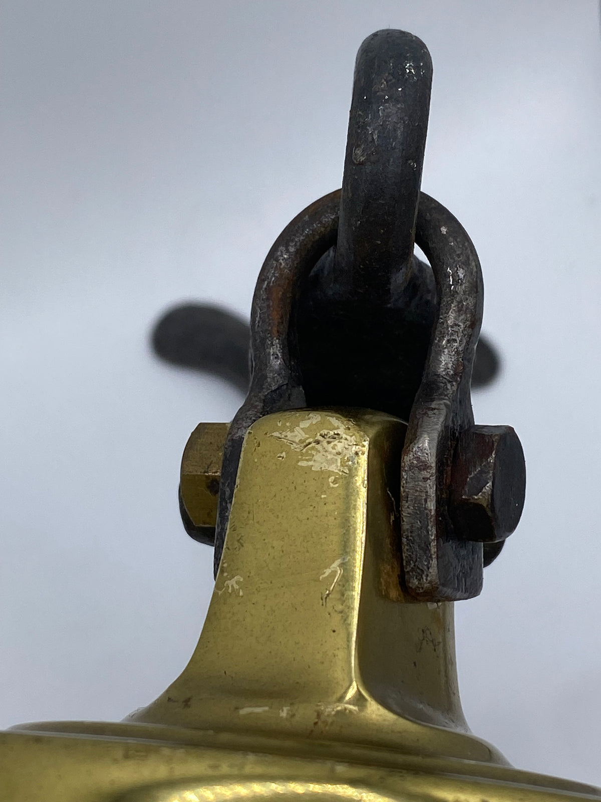 Klokke med ornamenteret jernophæng. Midt/sen 20. Årh