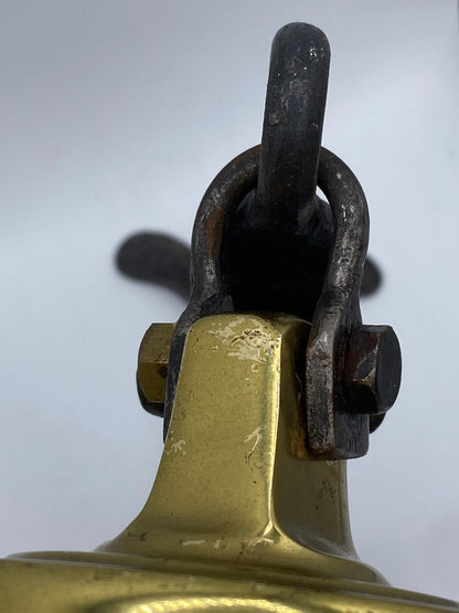 Klokke med ornamenteret jernophæng. Midt/sen 20. Årh